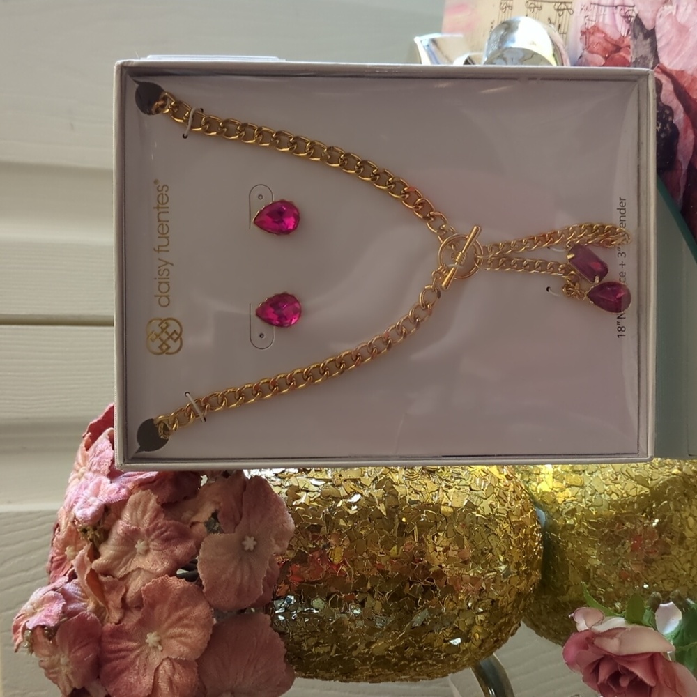 NWT Daisy Fuentes Beautiful Red & Gold Necklace Earrings Set